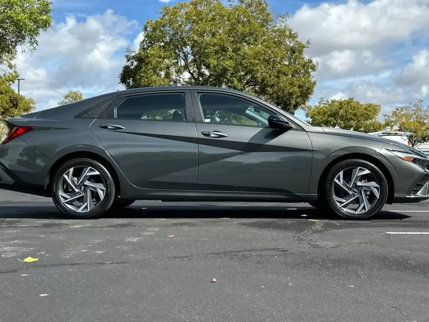 2025 Hyundai Elantra SEL Sport photo 1