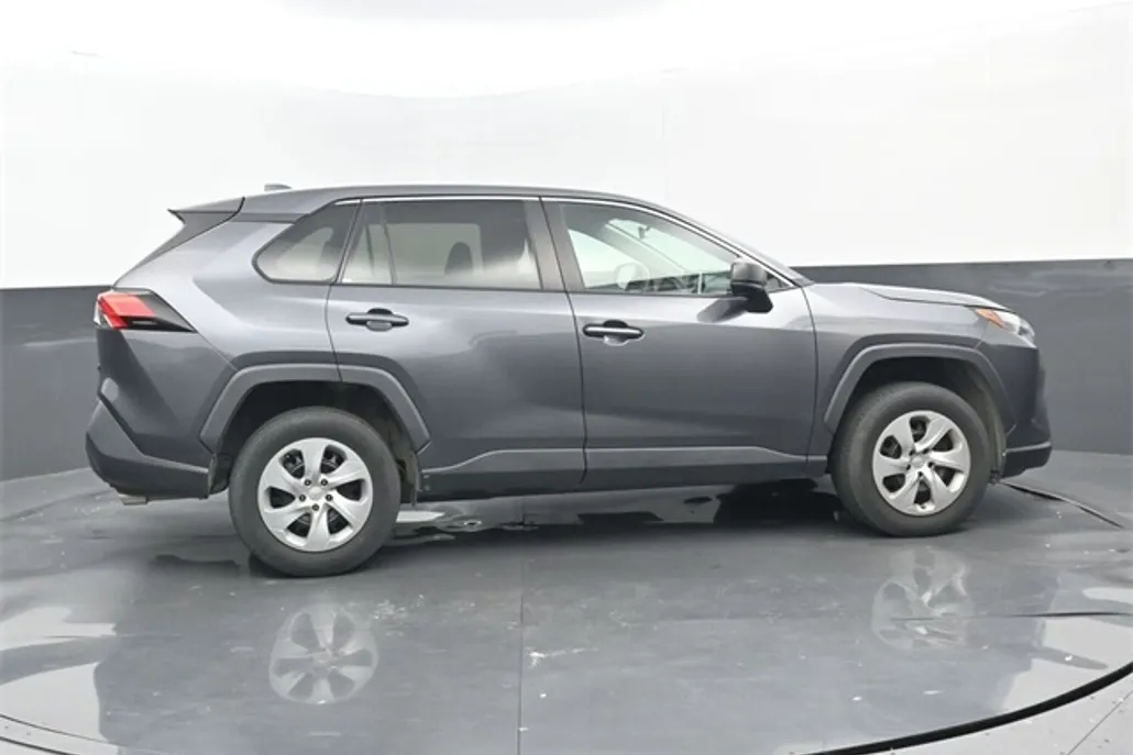 2023 Toyota RAV4 LE photo 1