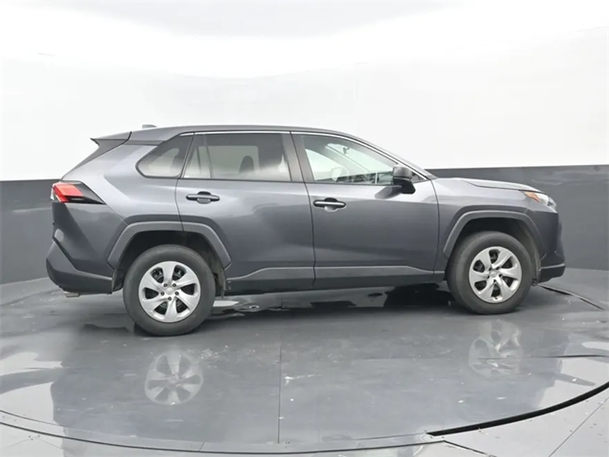2023 Toyota RAV4 LE photo 1