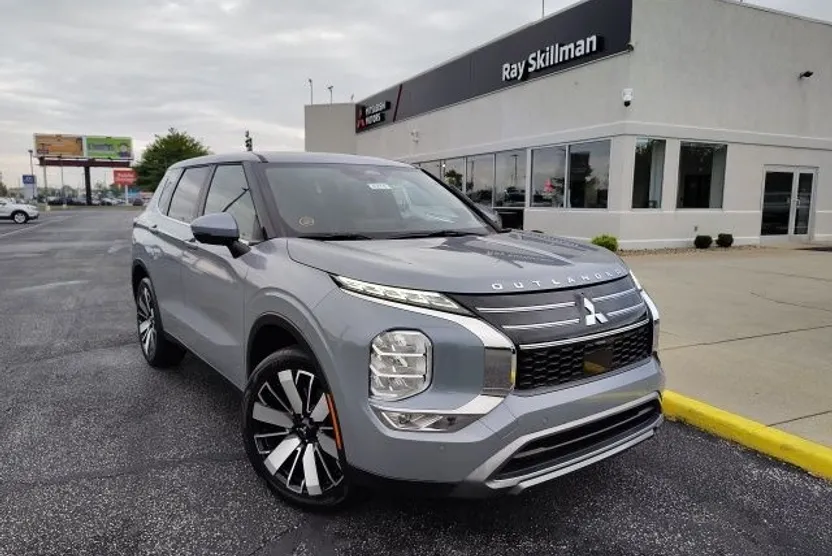 2025 Mitsubishi Outlander SE photo 1