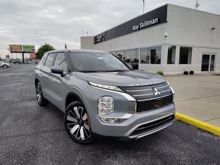 2025 Mitsubishi Outlander SE photo 1
