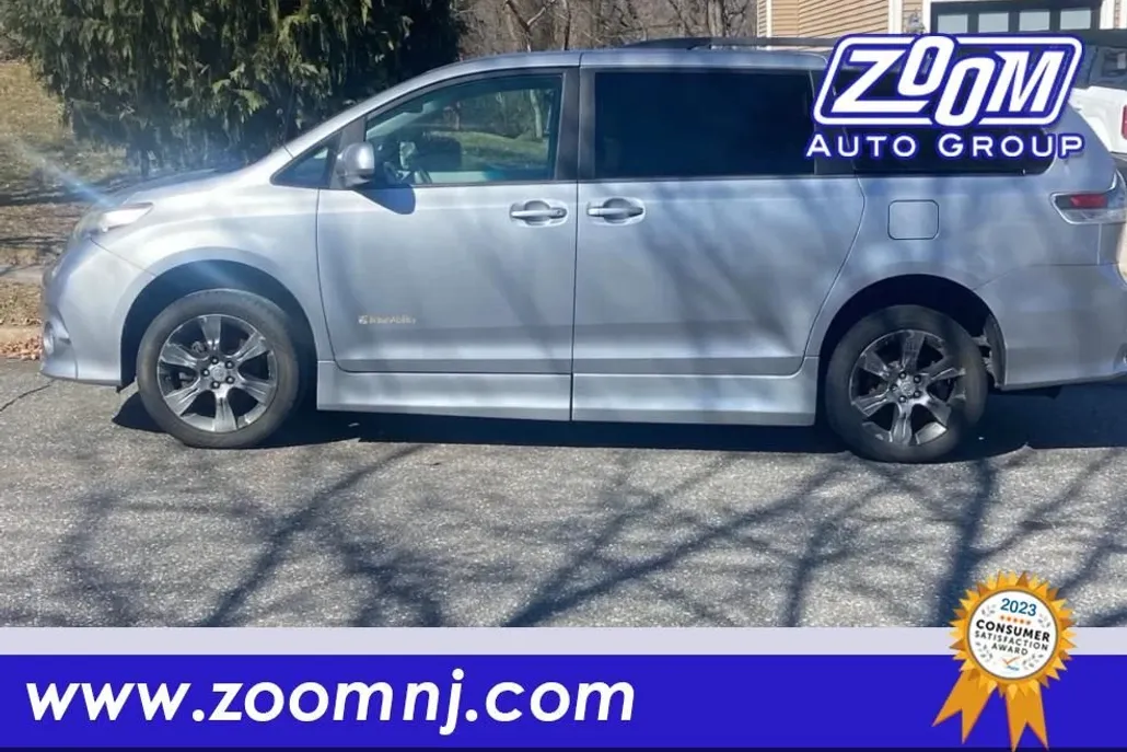 2012 Toyota Sienna SE photo 1
