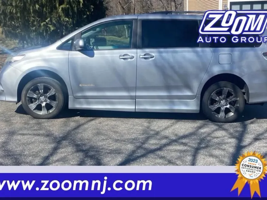 2012 Toyota Sienna SE photo 1