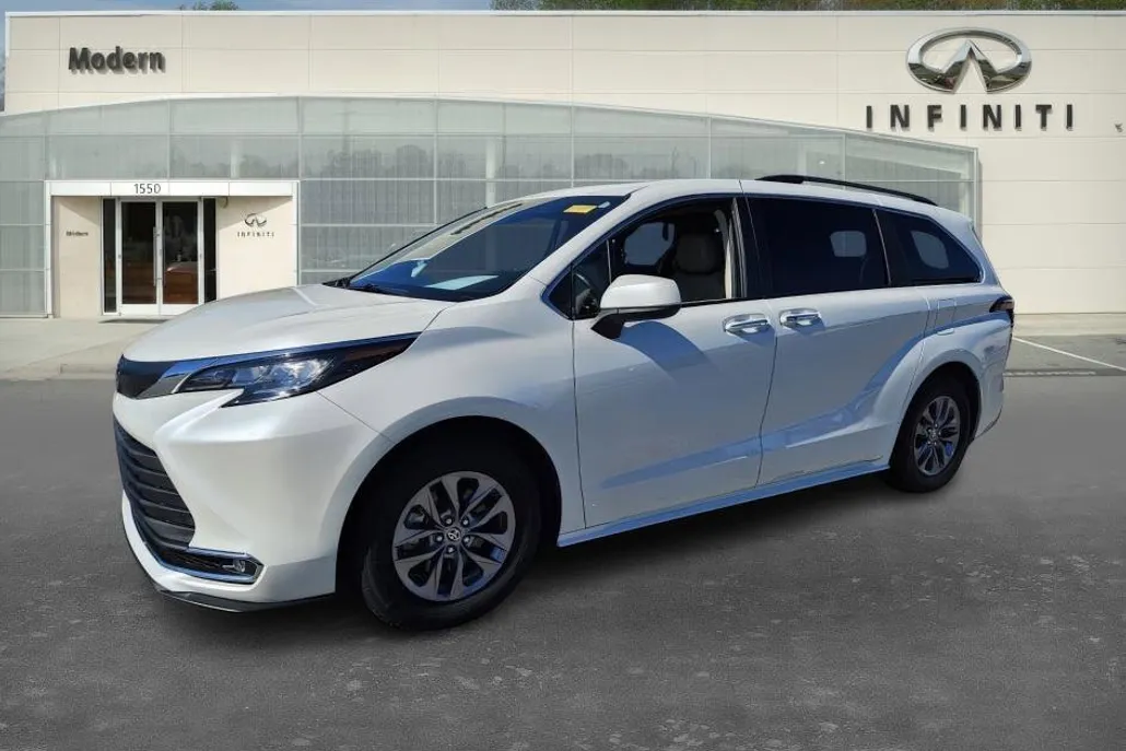2021 Toyota Sienna XLE photo 1