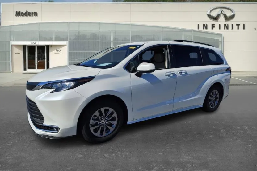 2021 Toyota Sienna XLE photo 1
