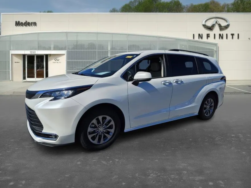 2021 Toyota Sienna XLE photo 1