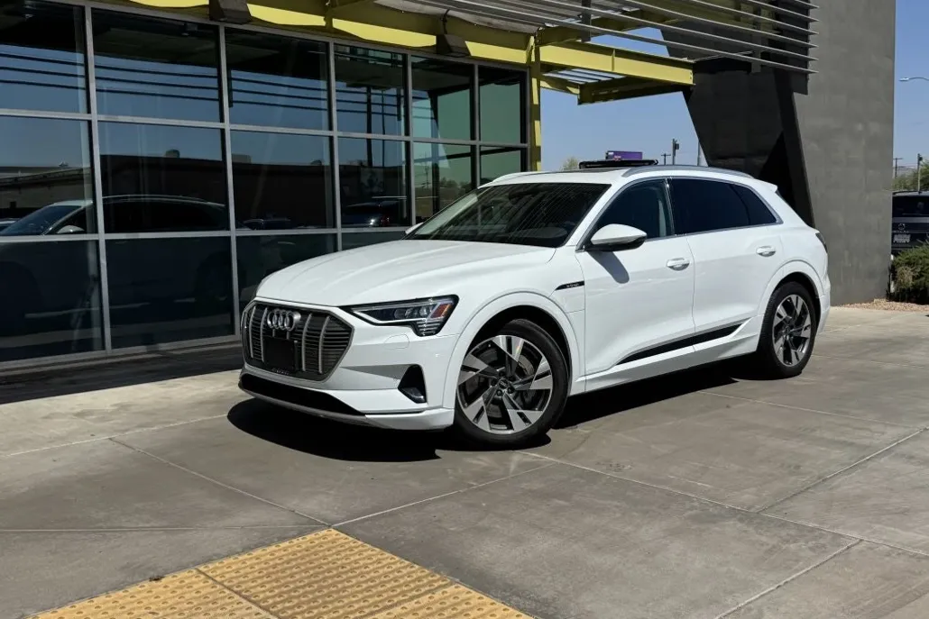 2022 Audi e-tron Premium photo 1