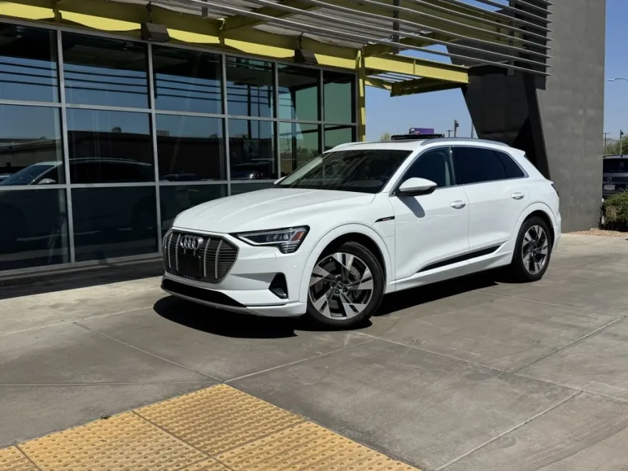2022 Audi e-tron Premium photo 1