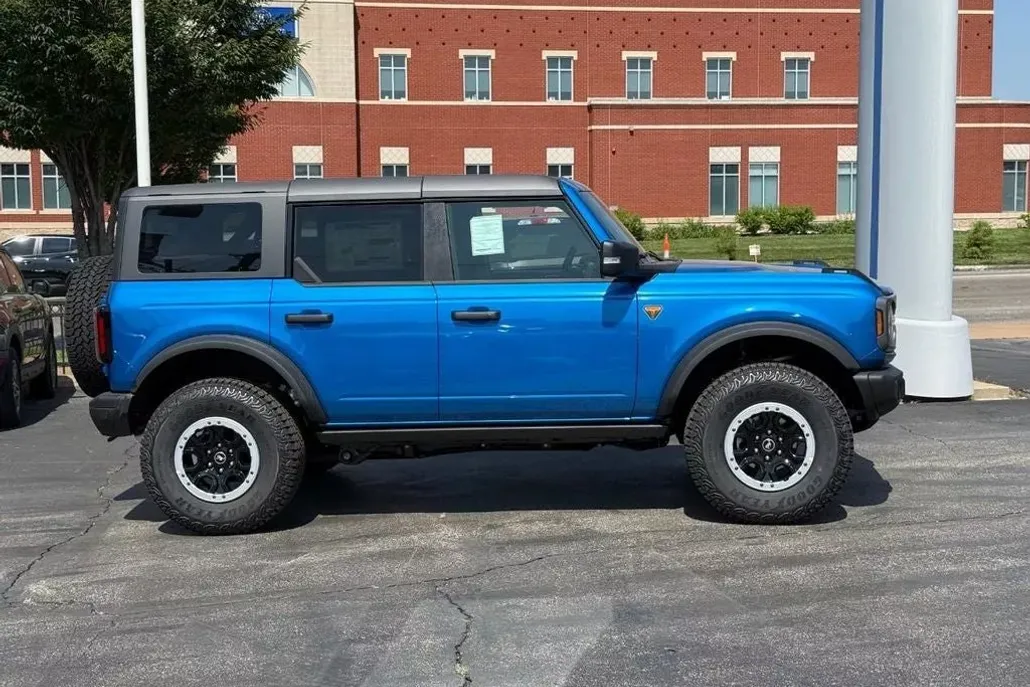 2025 Ford Bronco Badlands photo 1