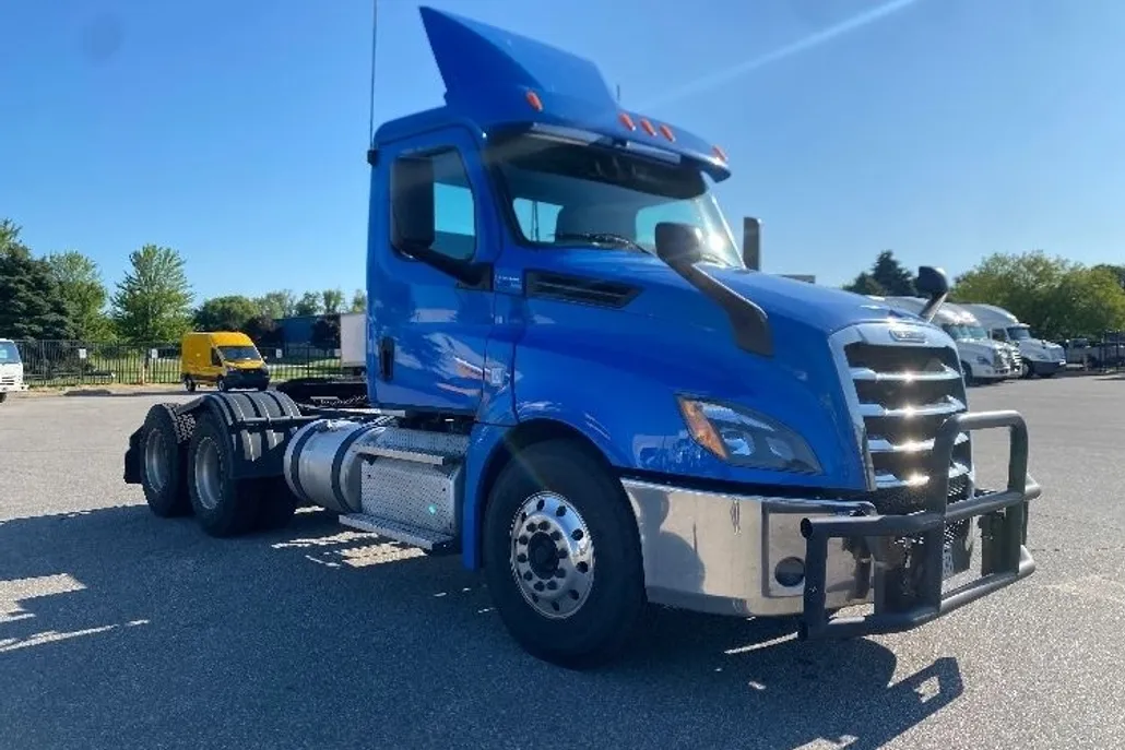 2020 Freightliner Cascadia 126" Day cab photo 1
