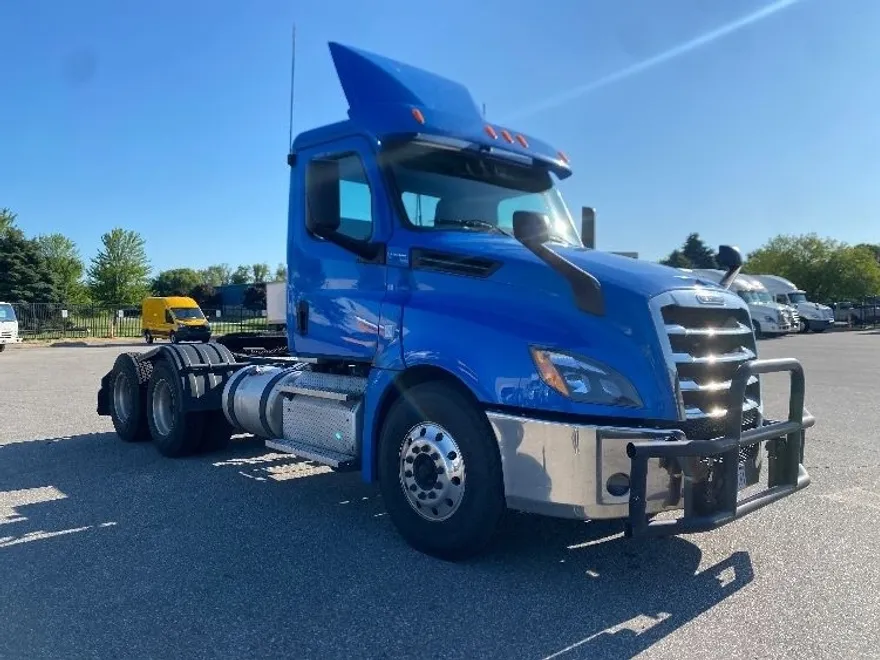 2020 Freightliner Cascadia 126" Day cab photo 1
