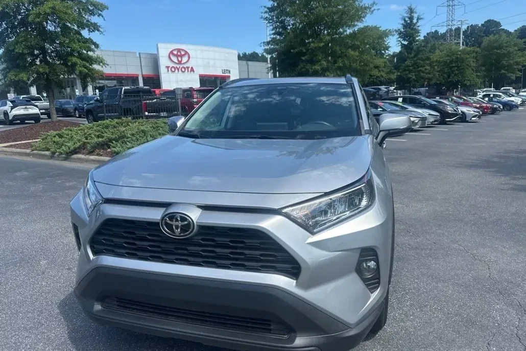 2021 Toyota RAV4 XLE photo 1