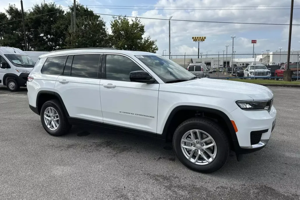 2025 Jeep Grand Cherokee Laredo photo 1