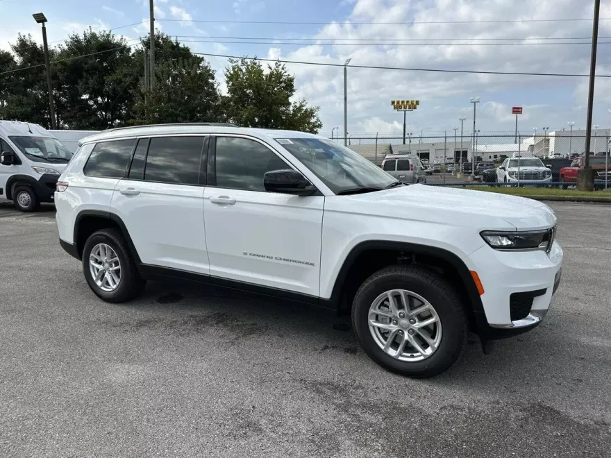 2025 Jeep Grand Cherokee Laredo photo 1