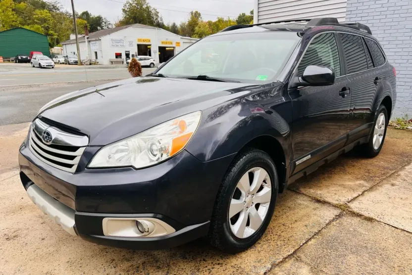 2011 Subaru Outback 2.5i Limited photo 1