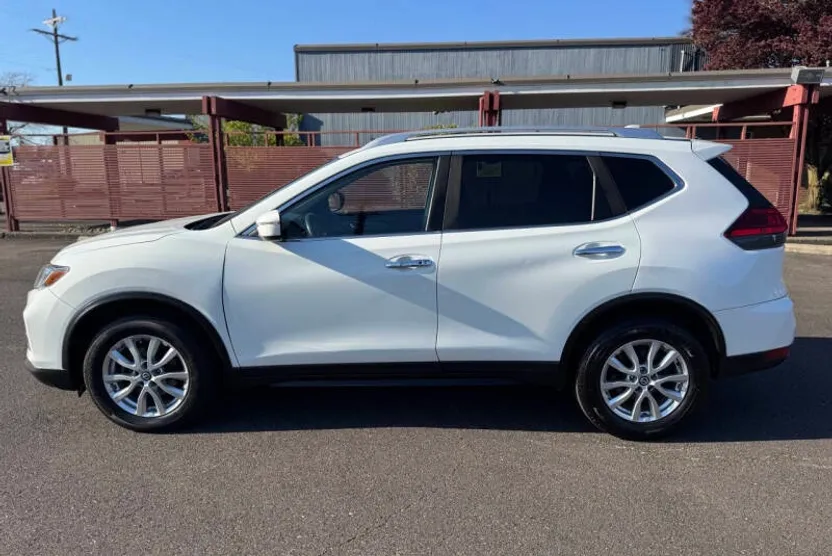 2017 Nissan Rogue SV photo 1