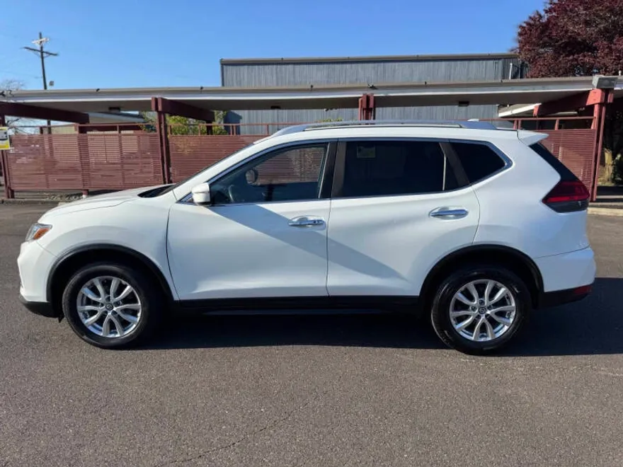 2017 Nissan Rogue SV photo 1
