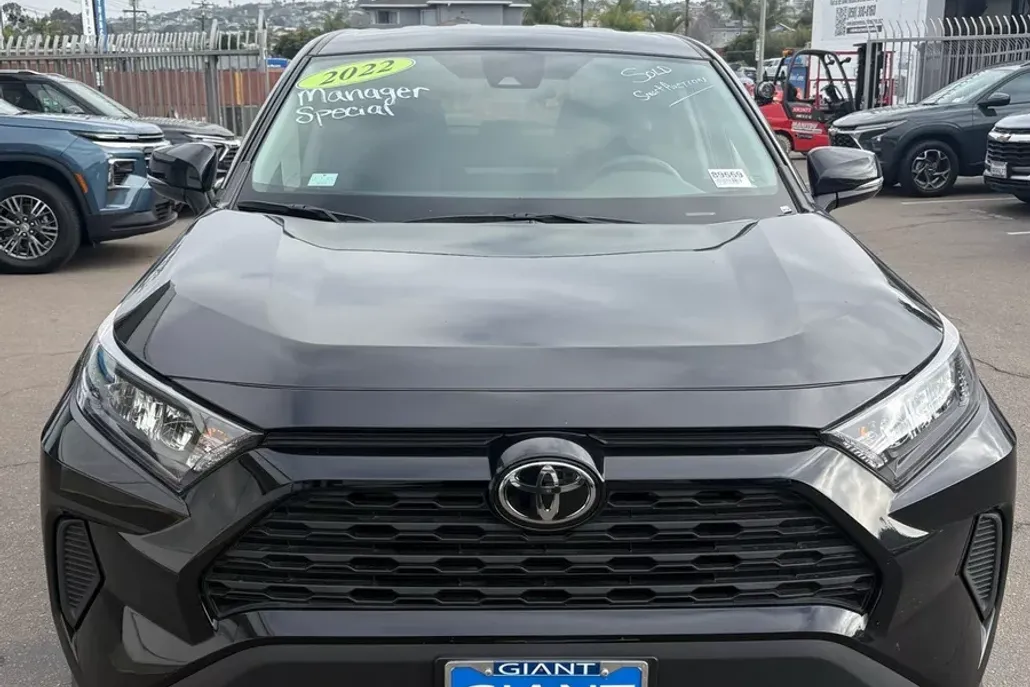 2022 Toyota RAV4 LE photo 1