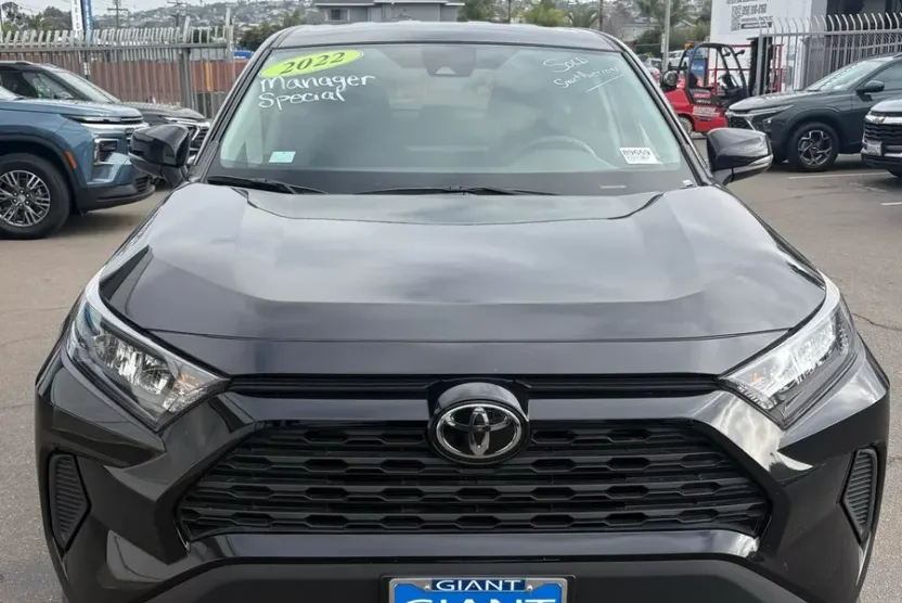 2022 Toyota RAV4 LE photo 1