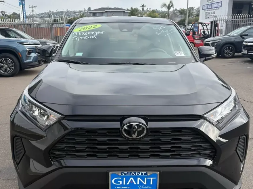 2022 Toyota RAV4 LE photo 1