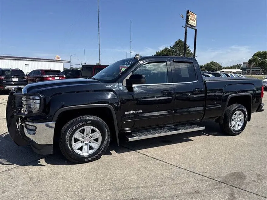 2017 Gmc Sierra 1500 SLE photo 1