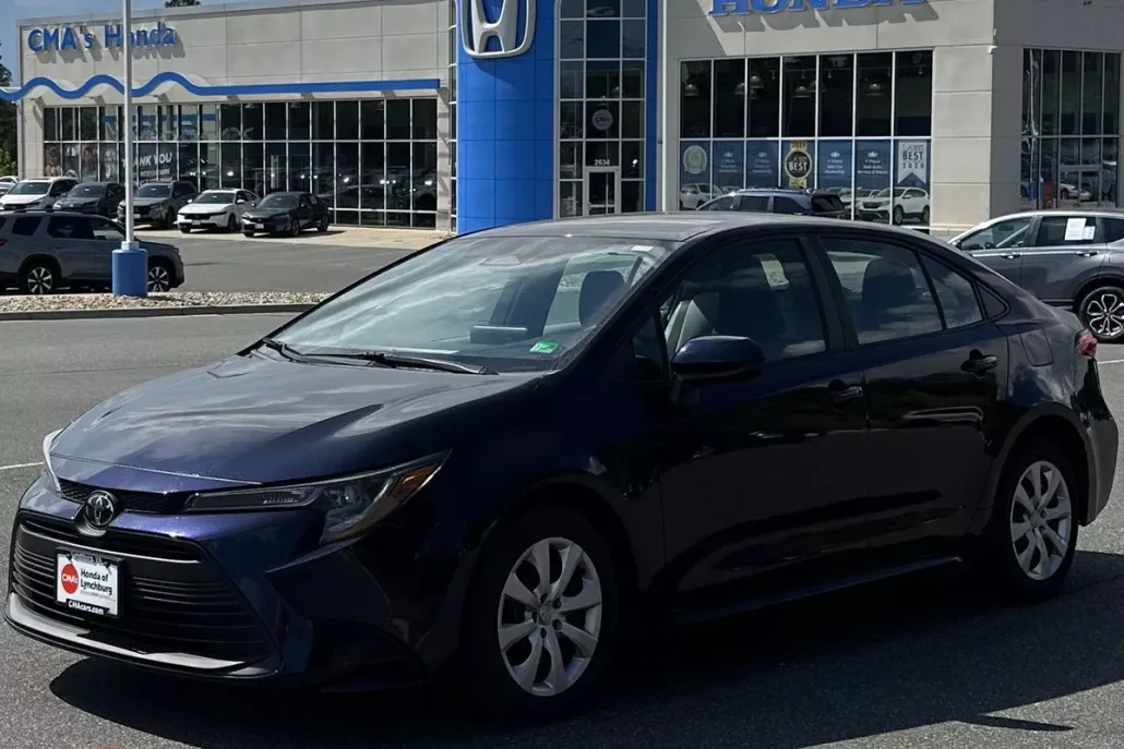 2024 Toyota Corolla LE photo 1