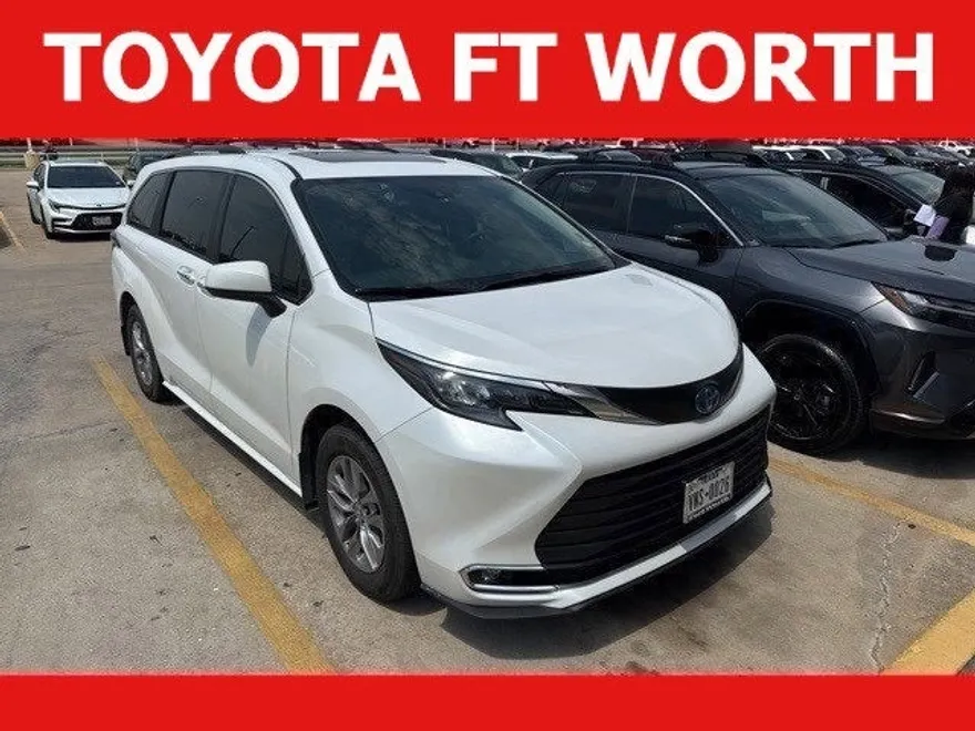 2024 Toyota Sienna XLE photo 1