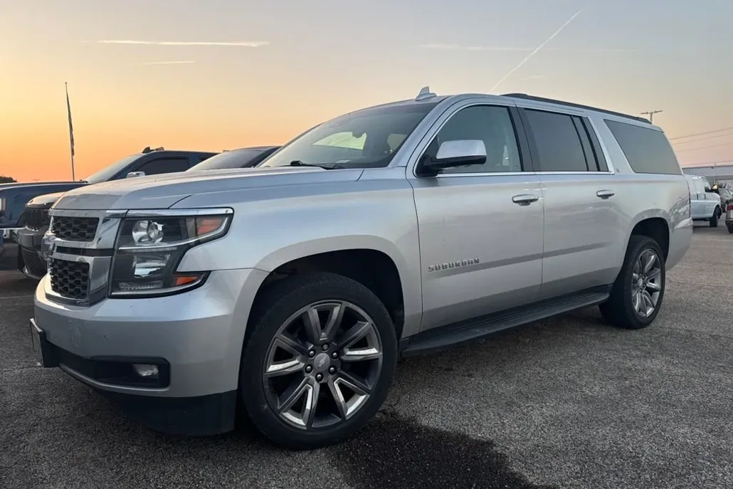 2020 Chevrolet Suburban LT photo 1