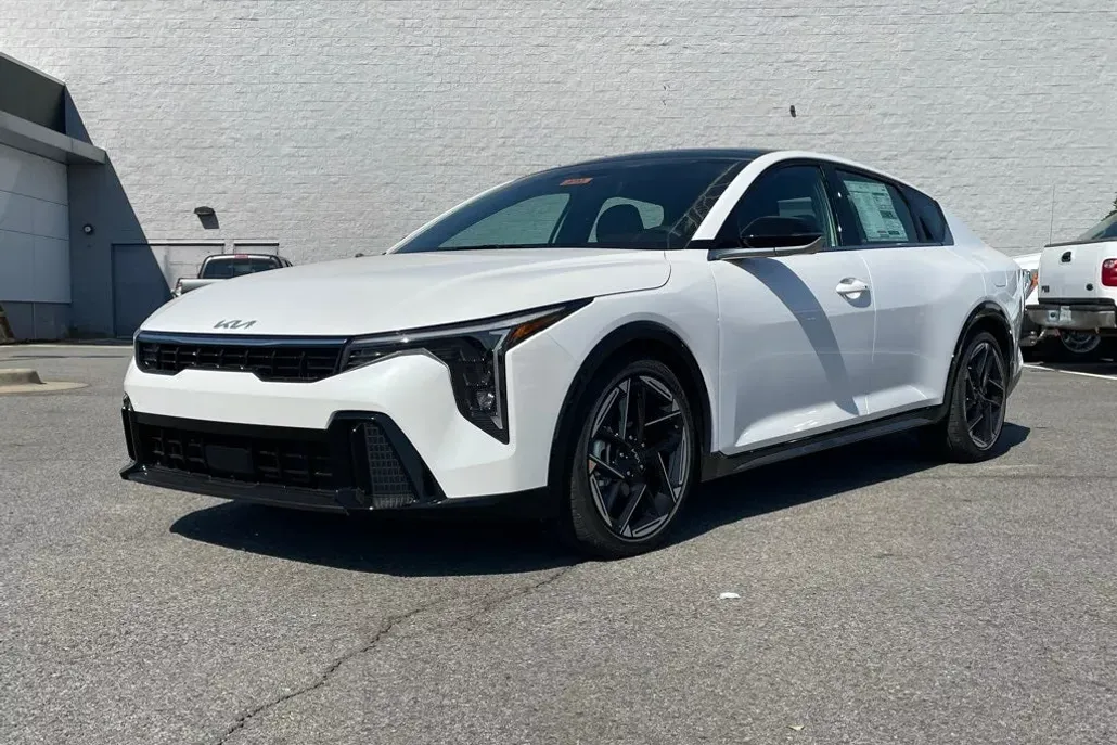 2025 Kia K4 GT-Line photo 1