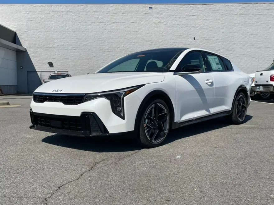 2025 Kia K4 GT-Line photo 1
