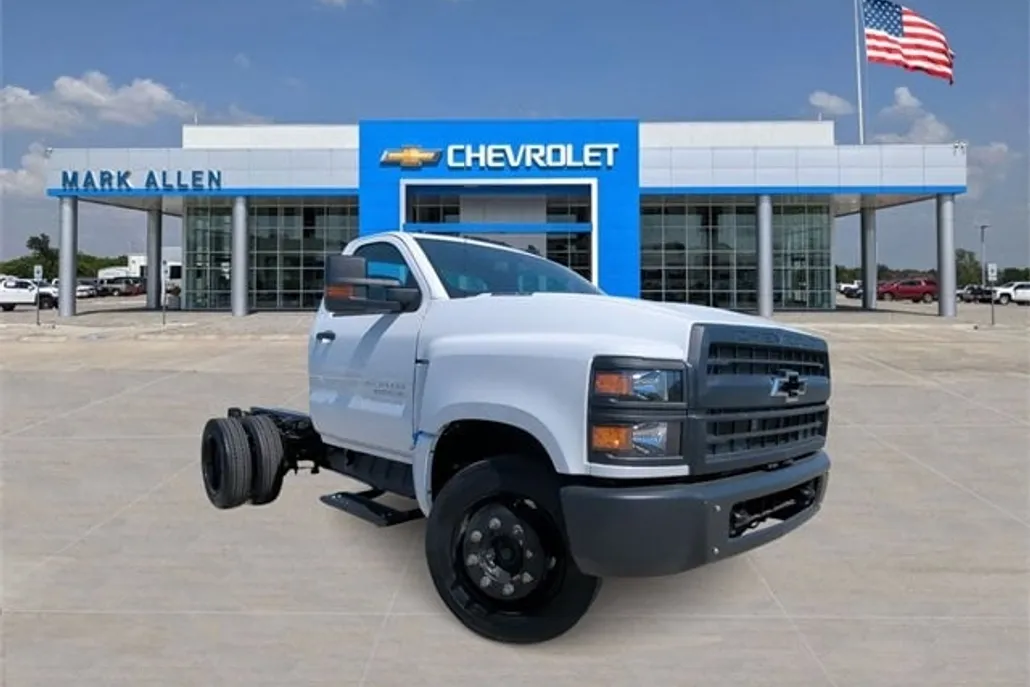 2023 Chevrolet Silverado 5500HD LT photo 1