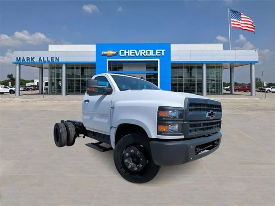 2023 Chevrolet Silverado 5500HD LT photo 1