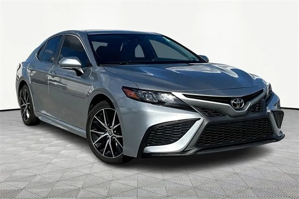 2022 Toyota Camry SE photo 1