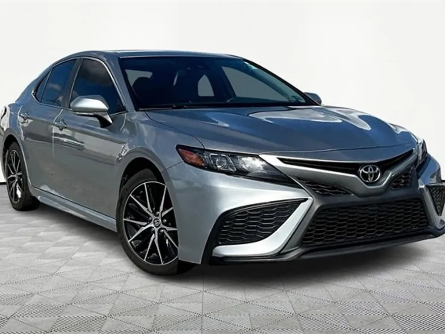 2022 Toyota Camry SE photo 1