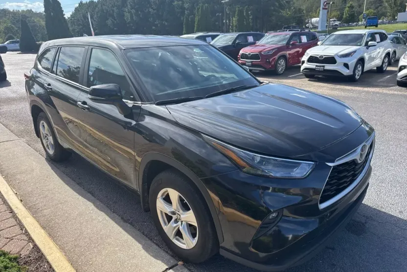 2024 Toyota Highlander LE photo 1