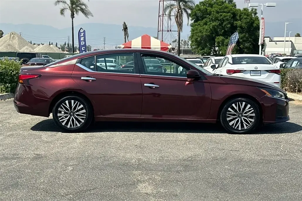 2023 Nissan Altima 2.5 SV photo 1