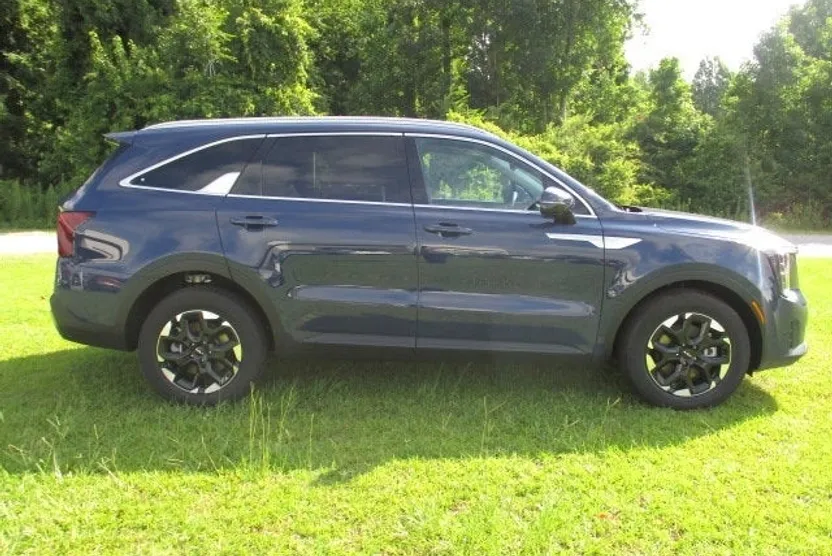 2025 Kia Sorento S photo 1
