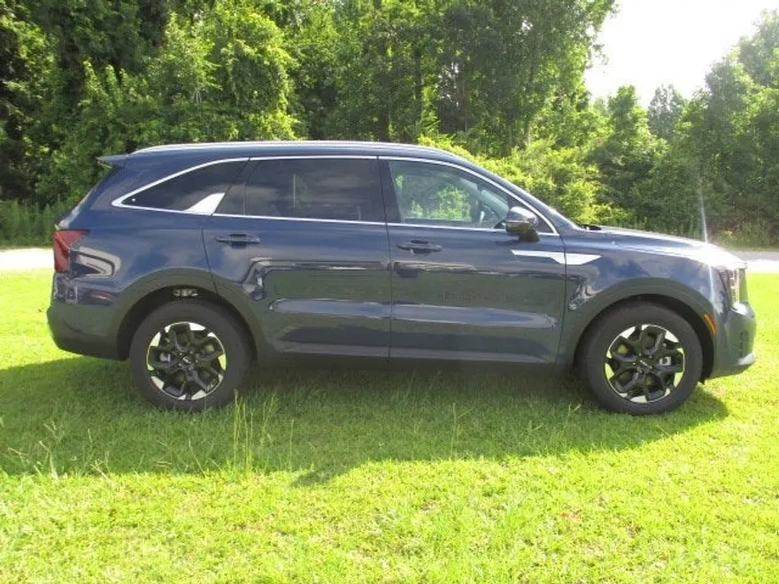 2025 Kia Sorento S photo 1