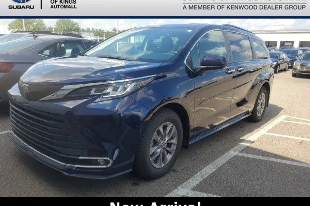 2023 Toyota Sienna XLE photo 1