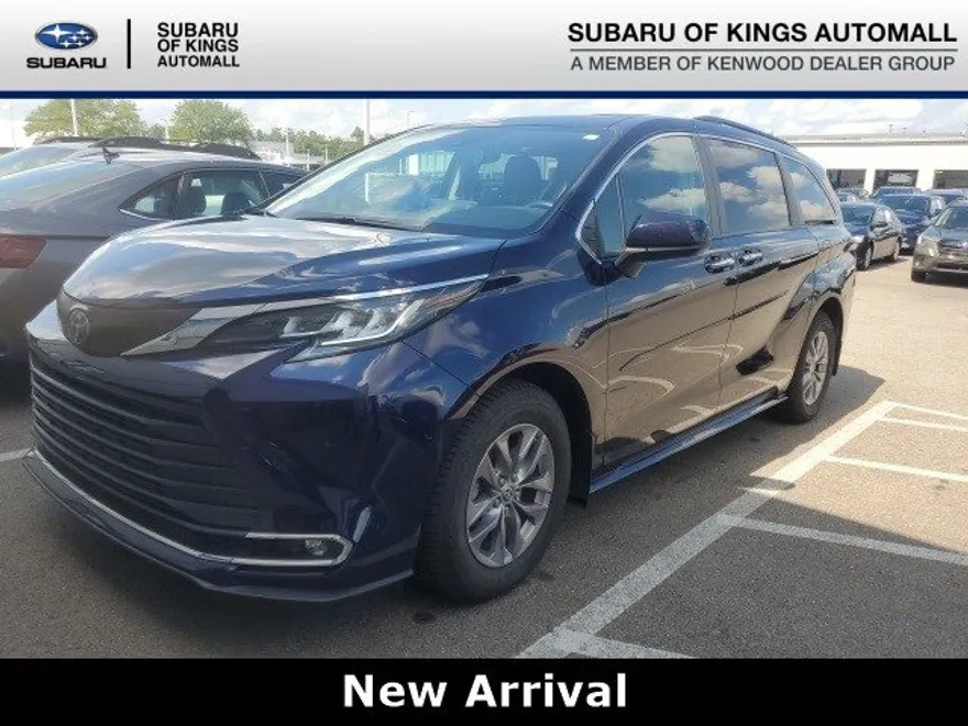 2023 Toyota Sienna XLE photo 1