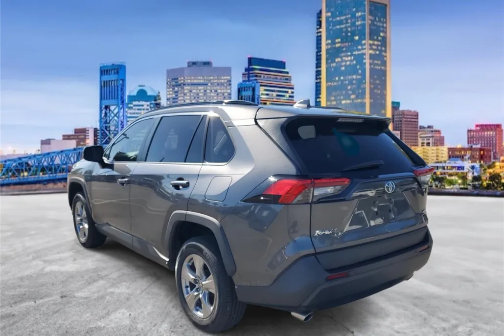 2022 Toyota RAV4 XLE photo 1