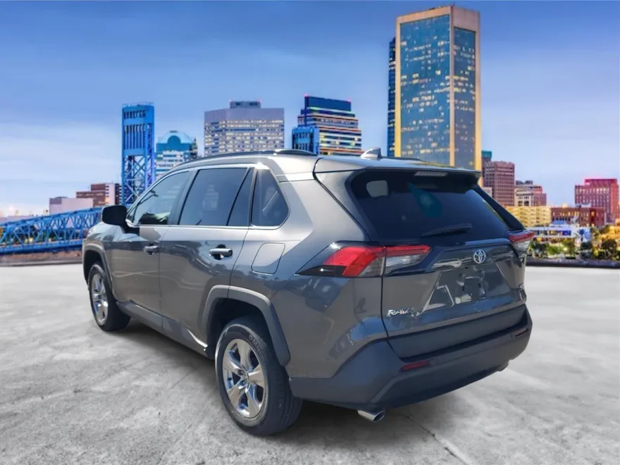 2022 Toyota RAV4 XLE photo 1