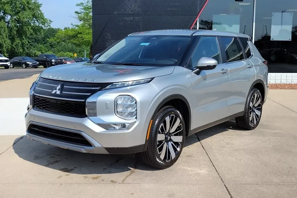 2025 Mitsubishi Outlander SE photo 1