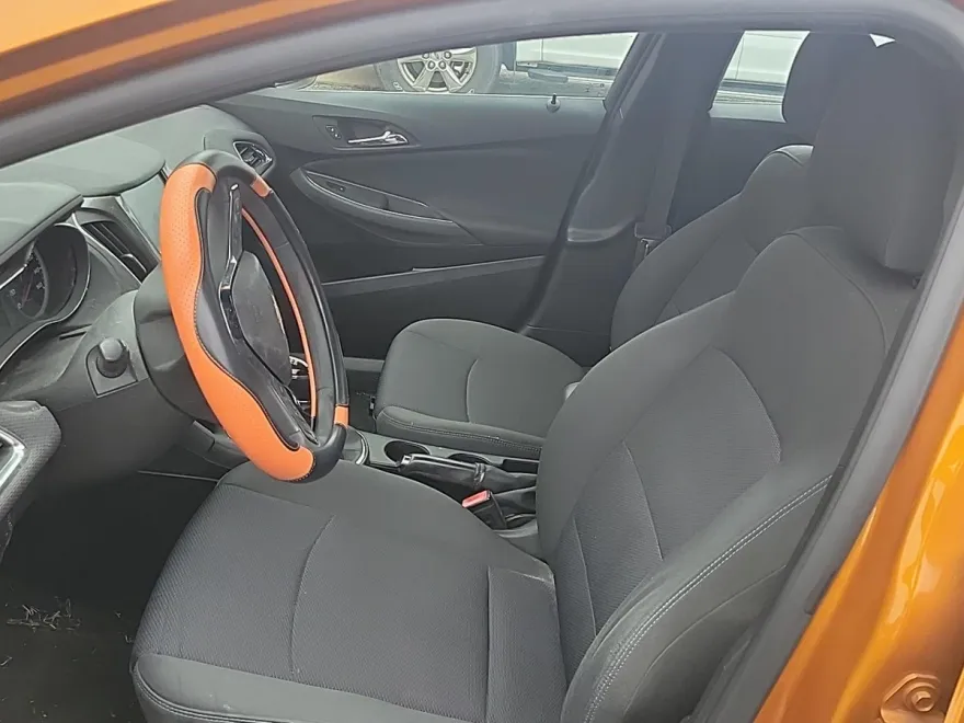 2017 Chevrolet Cruze LT photo 1
