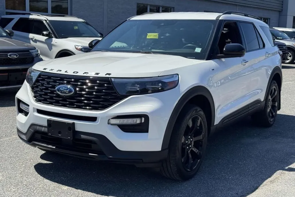 2023 Ford Explorer ST-Line photo 1