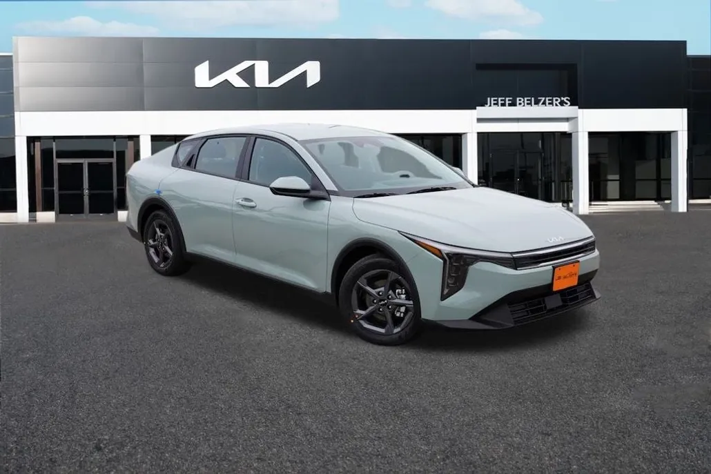 2025 Kia K4 LXS photo 1