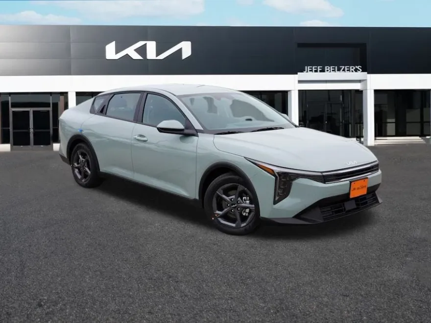 2025 Kia K4 LXS photo 1