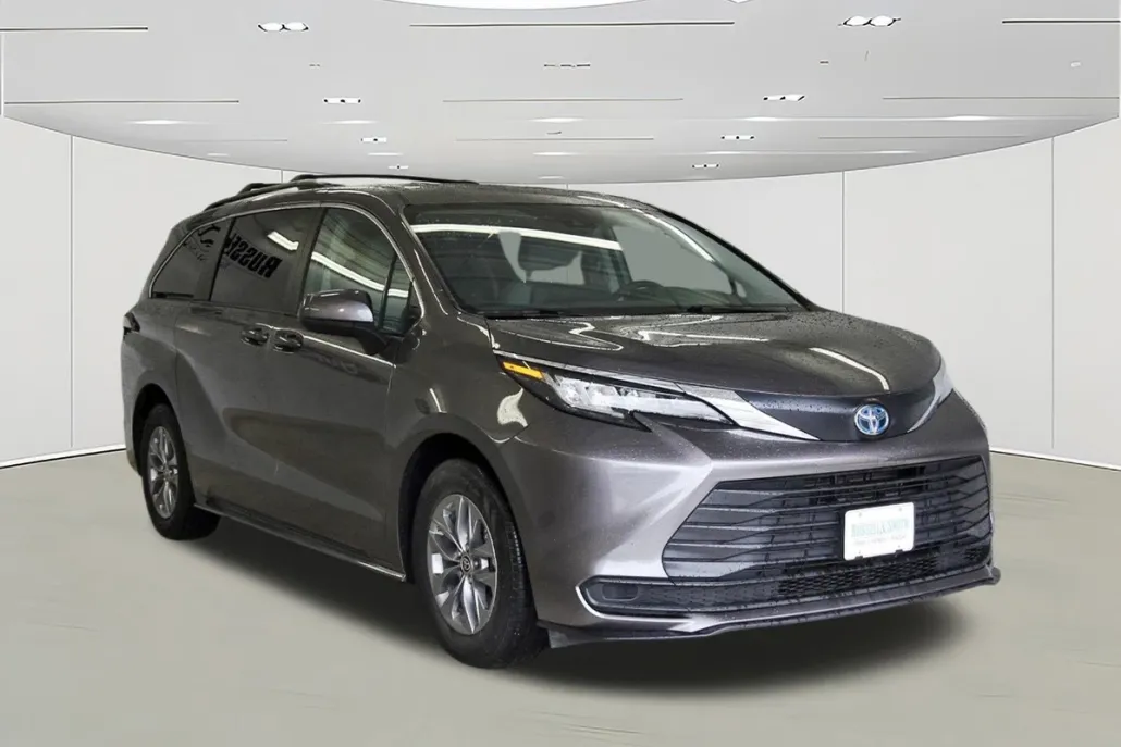 2023 Toyota Sienna LE photo 1
