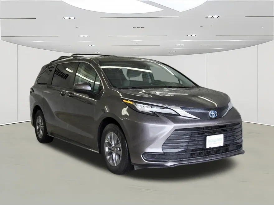 2023 Toyota Sienna LE photo 1