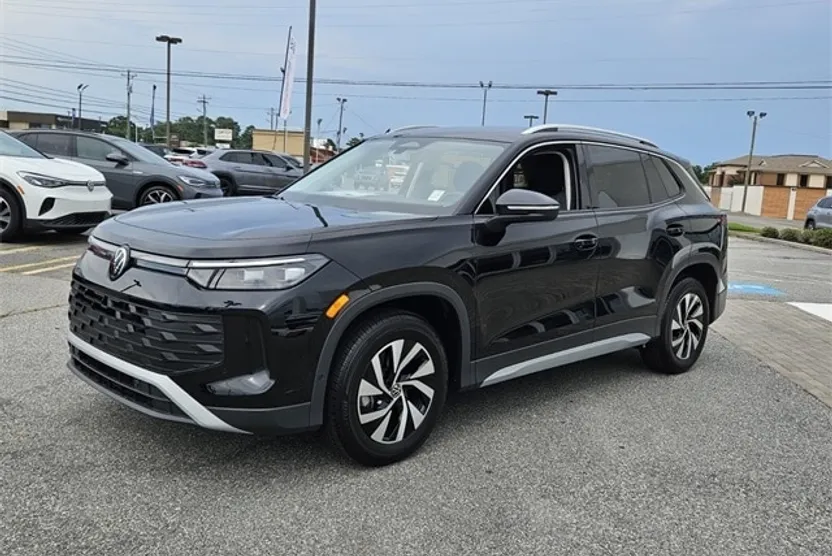 2025 Volkswagen Tiguan S photo 1